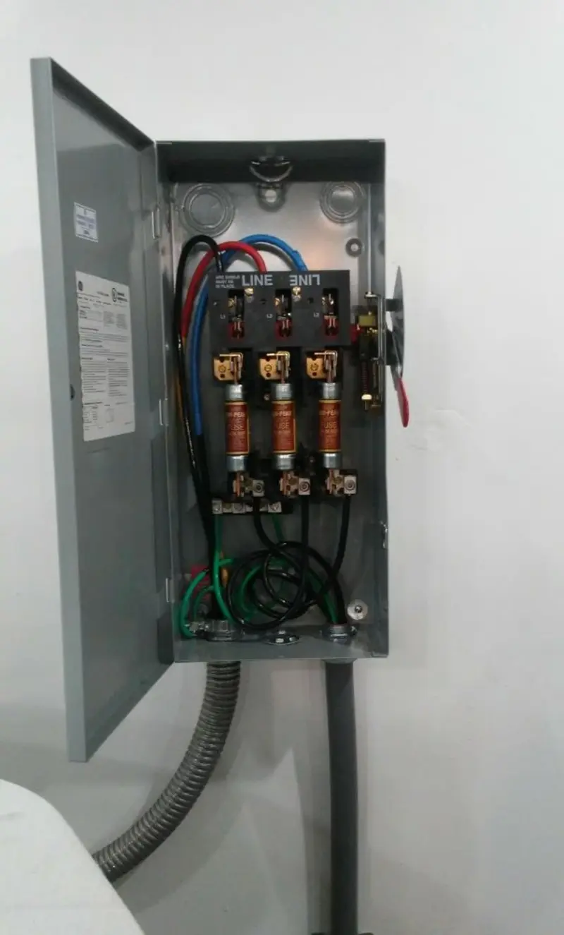 Three-phase disconnect switch installed for Smoke Detector Installation in Stockholm